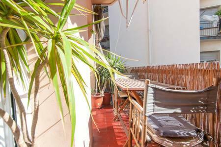 Three Bedroom Apartment In Sants Barcelona Exterior photo
