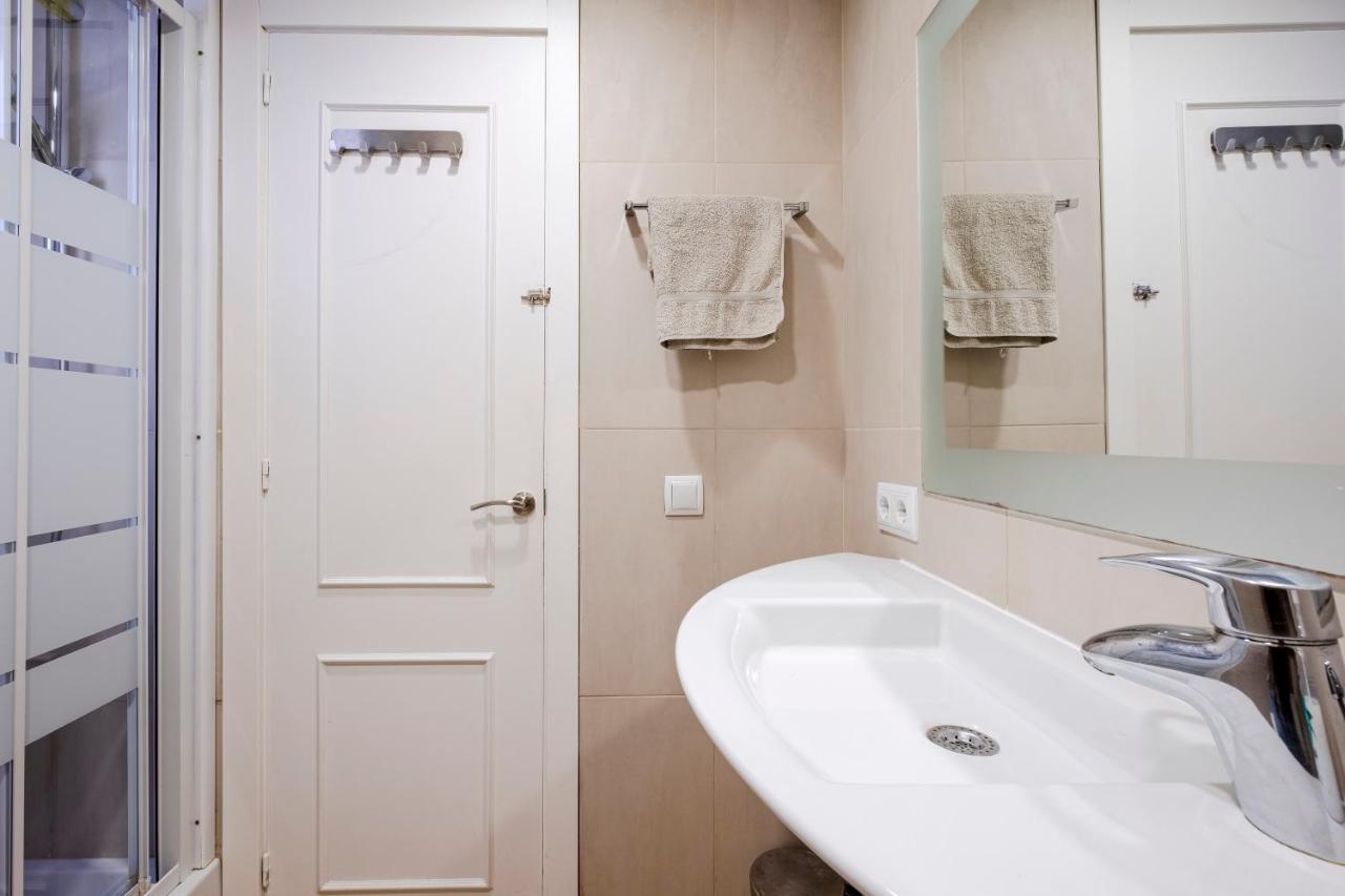 Three Bedroom Apartment In Sants Barcelona Exterior photo